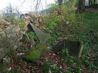 Widok zniszczonego cmentarza